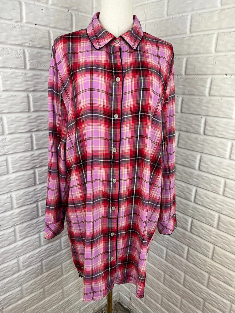VICTORIA’S SECRET BUNDLE PLAID LONG SLEEP SHIRT SZ XL AND FUZZY SLIPPERS SZ MD